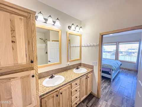 Bath - 3605 Long Branch Ave, Williston, ND 58801 photo 3 of 5