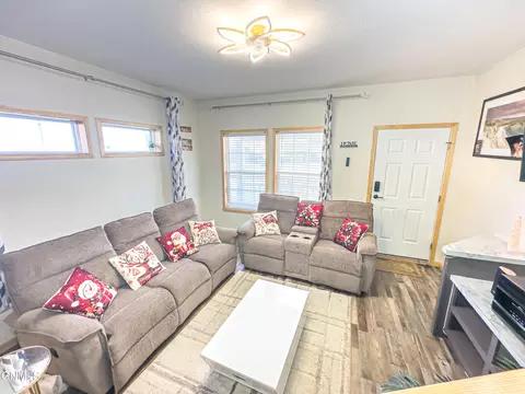 Living - 3605 Long Branch Ave, Williston, ND 58801 photo 2 of 5