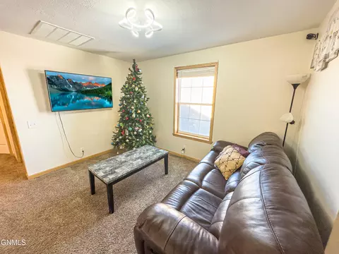 Living - 3605 Long Branch Ave, Williston, ND 58801 photo 4 of 5