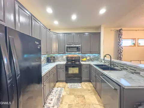 Kitchen - 3605 Long Branch Ave, Williston, ND 58801 photo 3 of 4