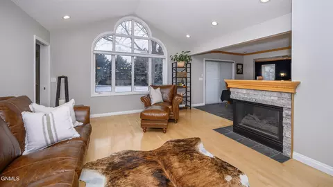 Living - 57 Captain Marsh Dr, Mandan, ND 58554 photo 2 of 5