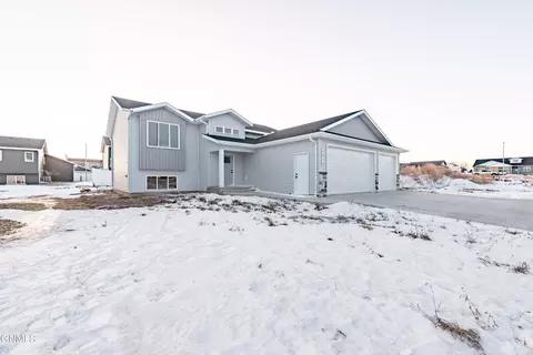 4016 Amari Loop NW, Mandan, ND 58554