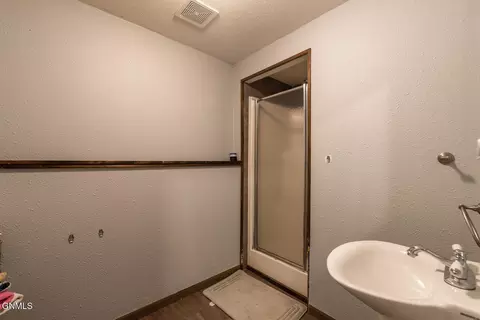 Bath - 3139 Ken St N, Mandan, ND 58554 photo 4 of 4