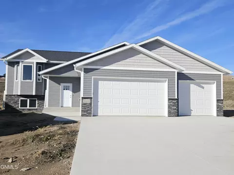 5404 Titanium Dr, Bismarck, ND 58503