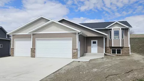 5408 Titanium Dr, Bismarck, ND 58503