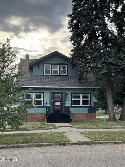 930 6th St N, Bismarck, ND 58501