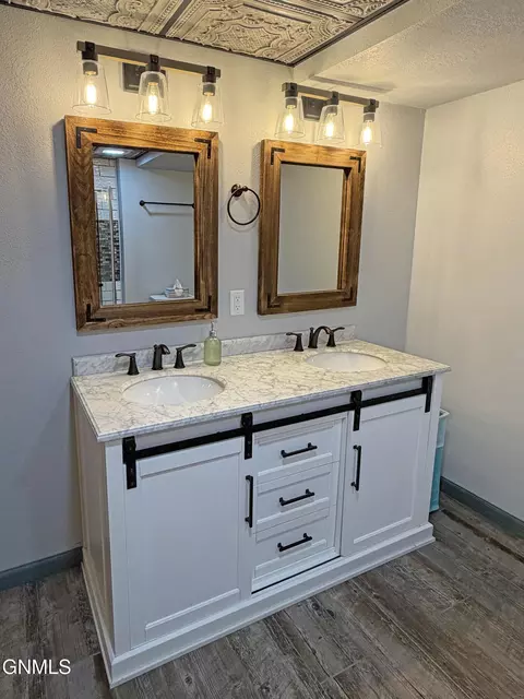 Bath - 14753 Lambert St, Williston, ND 58801 photo 4 of 6