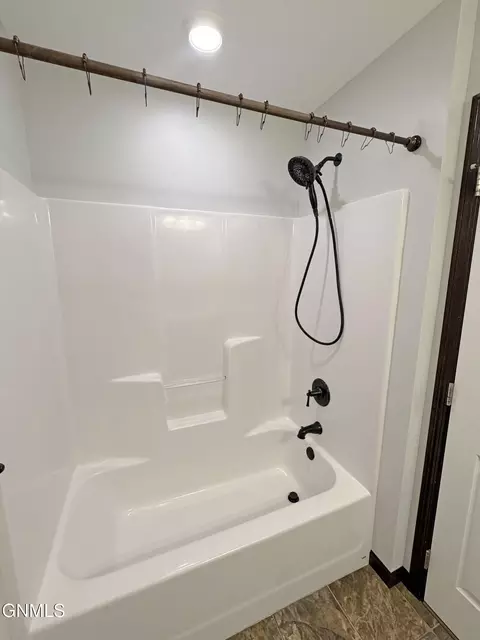 Bath - 14753 Lambert St, Williston, ND 58801 photo 3 of 6