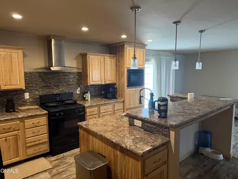 Kitchen - 14985 Hoss St, Williston, ND 58801 photo 2 of 2
