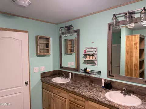 Bath - 14985 Hoss St, Williston, ND 58801 photo 4 of 5