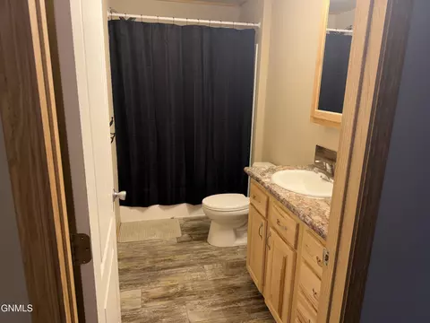 Bath - 14985 Hoss St, Williston, ND 58801 photo 1 of 5