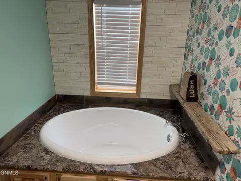 Bath - 14985 Hoss St, Williston, ND 58801 photo 5 of 5