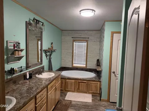 Bath - 14985 Hoss St, Williston, ND 58801 photo 3 of 5