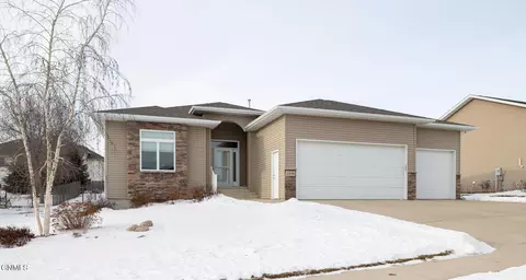 1208 Eagle Crest Loop, Bismarck, ND 58503