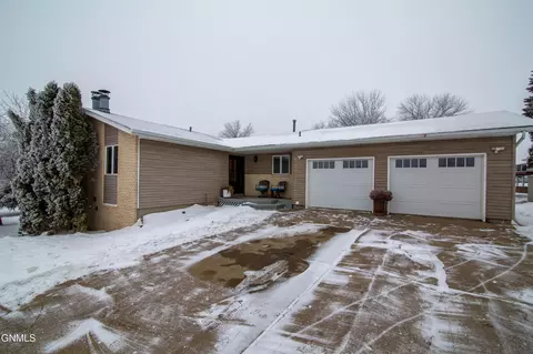 1013 Cypress Dr, Beulah, ND 58523