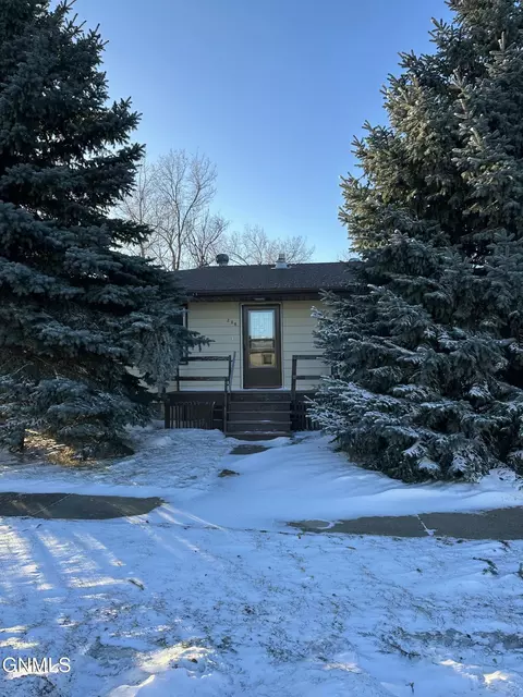 208 S 7th St S, New Salem, ND 58563