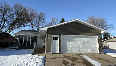 418 23rd St SW, Minot, ND 58701