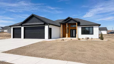 5808 Gold Dr, Bismarck, ND 58503