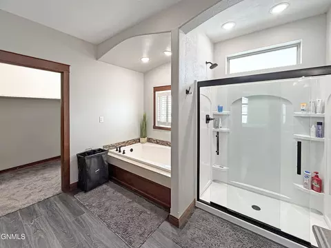 Bath - 14736 Lambert St, Williston, ND 58801 photo 2 of 6
