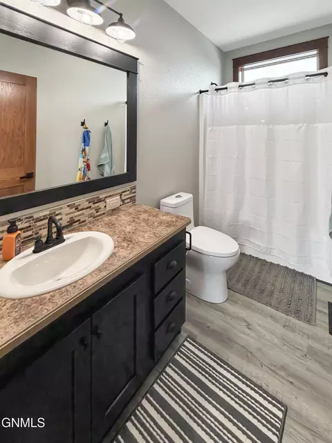 Bath - 14736 Lambert St, Williston, ND 58801 photo 4 of 6