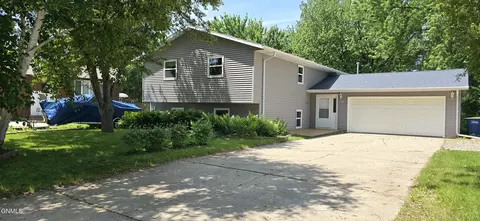 703 7th St NW, Jamestown, ND 58401