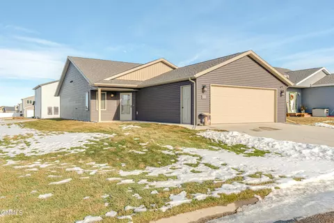 6902 Majestic Pl, Lincoln, ND 58504