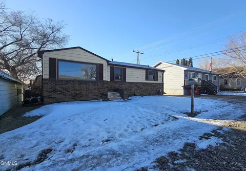 28 3rd St SE, Dickinson, ND 58601