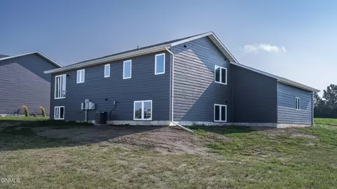 1709 Blackstone Loop E, Beulah, ND 58523 photo 38