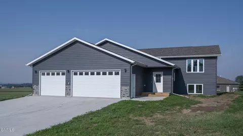 1709 Blackstone Loop E, Beulah, ND 58523 photo 4