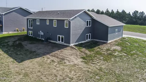 1709 Blackstone Loop E, Beulah, ND 58523 photo 40