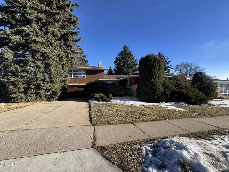 1019 28th St, Bismarck, ND 58501 | MLS# 4023180 | 2 Photos - Movoto