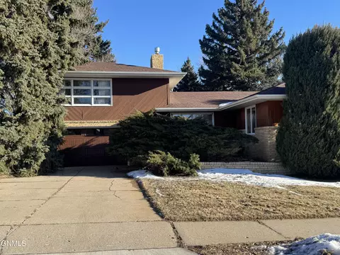 1019 28th St, Bismarck, ND 58501