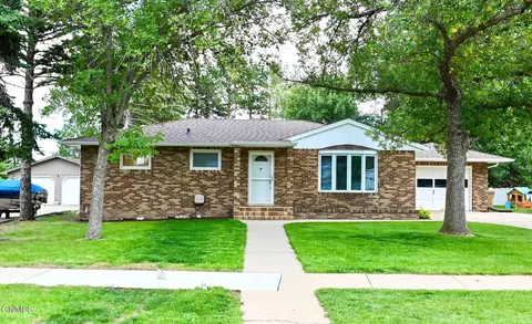 1817 9th St SW, Minot, ND 58701