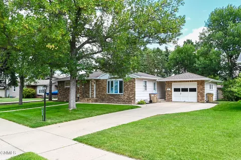 1817 9th St SW, Minot, ND 58701 photo 4