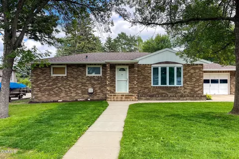 1817 9th St SW, Minot, ND 58701 photo 2