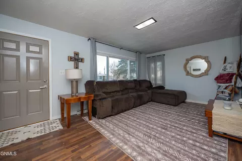 143 College Ave, Dickinson, ND 58601