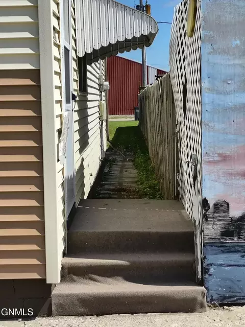 Exterior - 416 Main St, Edgeley, ND 58433 photo 1 of 6
