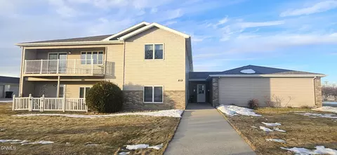 812 Bridgeport Dr, Bismarck, ND 58504