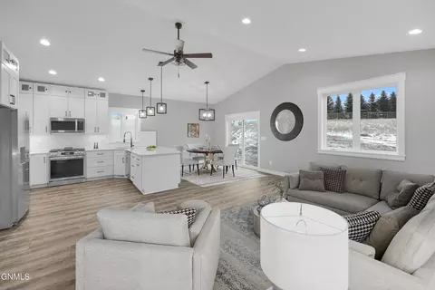 501 Lena Ct SE, Mandan, ND 58554