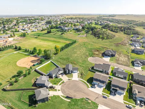 501 Lena Ct SE, Mandan, ND 58554
