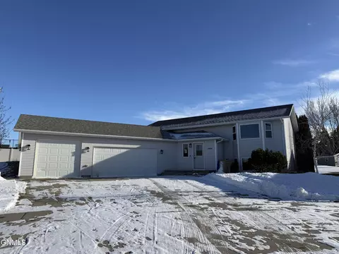 1904 Lakeside St NW, Minot, ND 58703