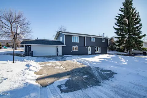 1033 Heritage Dr, Washburn, ND 58577