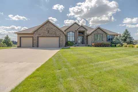2507 Powder Ridge Cir, Bismarck, ND 58503