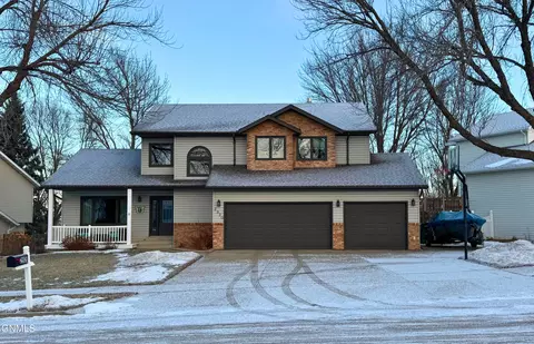 2920 Remuda Dr, Bismarck, ND 58503