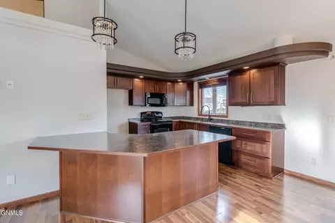 3916 48th St NW, Mandan, ND 58554 photo 6
