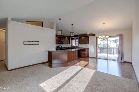 3916 48th St NW, Mandan, ND 58554 photo 4
