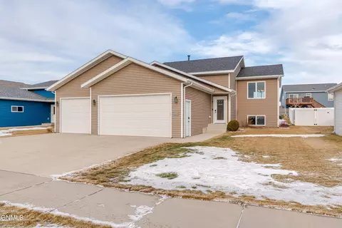 3916 48th St NW, Mandan, ND 58554
