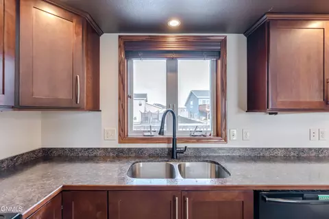3916 48th St NW, Mandan, ND 58554 photo 9