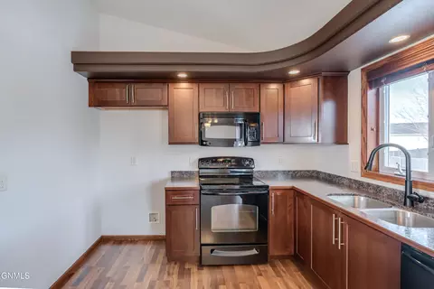3916 48th St NW, Mandan, ND 58554 photo 7