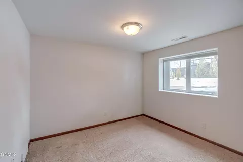 3916 48th St NW, Mandan, ND 58554 photo 32